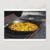 Paella wordt op een grill gekookt briefkaart (Voorkant)