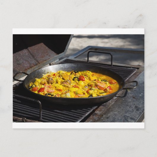 Paella wordt op een grill gekookt briefkaart (Voorkant)