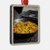 Paella wordt op een grill gekookt metalen ornament (Rechts)