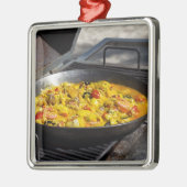 Paella wordt op een grill gekookt metalen ornament (Links)