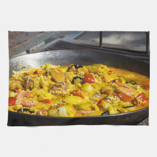 Paella wordt op een grill gekookt theedoek