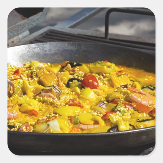 Paella wordt op een grill gekookt vierkante sticker (Voorkant)