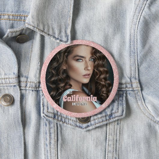 Pageant Button Pin | Foto met Glitter-achtergrond (In situ)