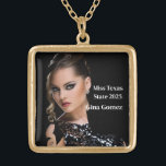 Pageant Queen Goud Vergulden Ketting<br><div class="desc">Dit charmante,  vergulde ketting wordt getoond met een voorbeeldfoto en titeltekst. Pas dit item aan en wijzig de voorbeeldfoto en voorbeeldtekst naar de jouwe. Aanpassen met deze sjabloon. Afbeelding met vergunning</div>