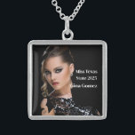 Pageant Queen Sterling Zilver Ketting<br><div class="desc">Dit charmante,  sterling zilveren ketting wordt getoond met een voorbeeldfoto en titeltekst. Pas dit item aan en wijzig de voorbeeldfoto en voorbeeldtekst naar de jouwe. Aanpassen met deze sjabloon. Afbeelding met vergunning</div>