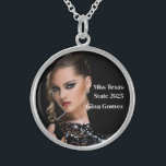 Pageant Queen Sterling Zilver Ketting<br><div class="desc">Dit charmante,  sterling zilveren ketting wordt getoond met een voorbeeldfoto en titeltekst. Pas dit item aan en wijzig de voorbeeldfoto en voorbeeldtekst naar de jouwe. Aanpassen met deze sjabloon. Afbeelding met vergunning</div>