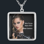 Pageant Queen Zilver Vergulden Ketting<br><div class="desc">Dit charmante,  verzilverde ketting wordt getoond met een voorbeeldfoto en titeltekst. Pas dit item aan en wijzig de voorbeeldfoto en voorbeeldtekst naar de jouwe. Aanpassen met deze sjabloon. Afbeelding met vergunning</div>