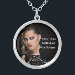 Pageant Queen Zilver Vergulden Ketting<br><div class="desc">Dit charmante,  verzilverde ketting wordt getoond met een voorbeeldfoto en titeltekst. Pas dit item aan en wijzig de voorbeeldfoto en voorbeeldtekst naar de jouwe. Aanpassen met deze sjabloon. Afbeelding met vergunning</div>