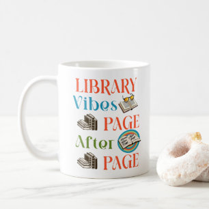 Pagina na pagina omarmen de vibes van de bibliothe koffiemok