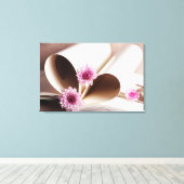 Pagina's van een boek dat tot een hartvorm wordt g canvas afdruk (Insitu (Houten vloer))