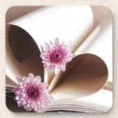 Pagina's van een boek dat tot een hartvorm wordt g drankjes onderzetter (Voorkant)