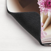 Pagina's van een boek dat tot een hartvorm wordt g muismat (Hoek)