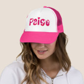 Paige in harten trucker pet (In situ)