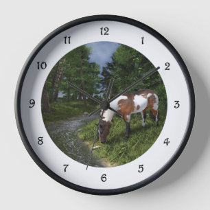 Paint Horse bij de bosbeek