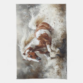 Paint paard loopt door het water theedoek (Verticaal)