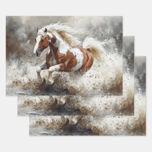 Paint paard loopt door water ontkoppeling inpakpapier vel