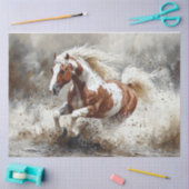 Paint paard loopt door water ontkoppeling tissuepapier