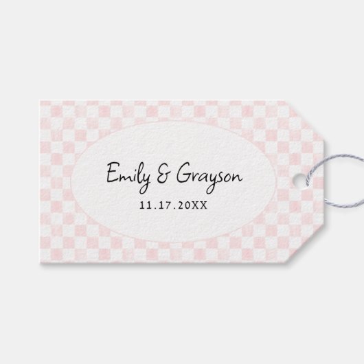 Painted Pink Checkerboard Pattern Wedding Cadeaulabel (Voorkant (Horizontaal))