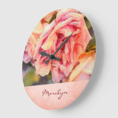 Painterly Pink Roses op Damask Monogramed Grote Klok (Hoek)