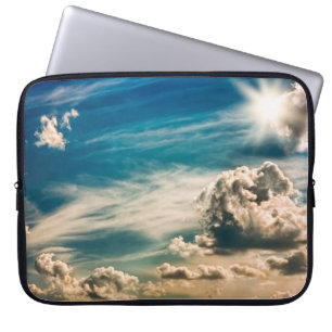 Paintery sky. Mooie dramatische hemel met wolken e Laptop Sleeve