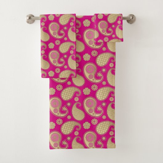 Paisley-patroon, Soft Gold op Deep Fuchsia Pink Bad Handdoek (Insitu)