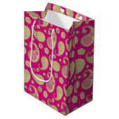 Paisley-patroon, Soft Gold op Deep Fuchsia Pink Medium Cadeauzakje (Voorkant Gekanteld)