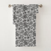 Paisley Pattern, Grey, Black and White Bad Handdoek (Insitu)