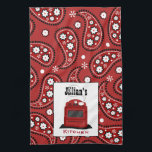Paisley & Retro Stove Persoonlijke keukenhanddoeke Theedoek<br><div class="desc">Een keukenhanddoek met een rood paisleyontwerp. Personaliseer de jouw naam boven de rode retro kachel.</div>