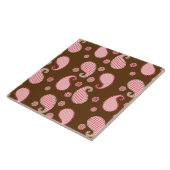 Paisleypatroon, koraalroze en chocoladebruin tegeltje (Zijkant)
