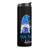 Pak deze "Drie Gnomen Holding Blue Puzzle Autisme" Thermosbeker (Gedraaid links)