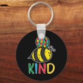 Pak deze schattige Puzzle Bee Kind T-Shirt voor ma Sleutelhanger (Voorkant)