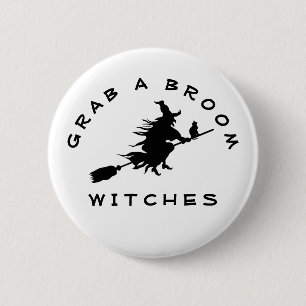 Pak een Broom-heks Funny Halloween Party Favor Ronde Button 5,7 Cm