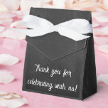 'Pak een tee en sla af met de pasgetrouwden!' Zwar Bedankdoosjes<br><div class="desc">Voeg een leuk en memorabel detail toe aan je feest met deze golf-thema trouwpartij favoriettasjes, perfect om golftees en golfballen te bevatten op je golfbaan trouwfeest. Met een klassieke zwarte schoolbord-stijl achtergrond en elegante witte scripttekst die luidt “Pak een tee en sla af met de pasgetrouwden!”, brengen deze favoriettasjes speelse...</div>