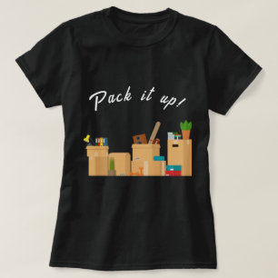 Pak het verhuisdozen in t-shirt