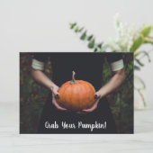 Pak je pompoen - Pumpkin Carving Party Uitnodigen Kaart (Staand voorkant)