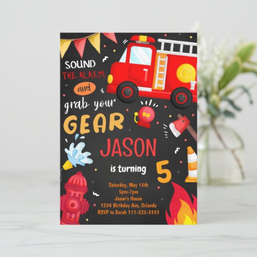 Pak je uitrusting Fire Truck verjaardagsuitnodigin Kaart (Staand voorkant)
