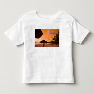Palapa-stijl strandhutten bij zonsopgang, Belle Ma Kinder Shirts
