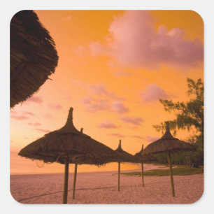 Palapa-stijl strandhutten bij zonsopgang, Belle Ma Vierkante Sticker