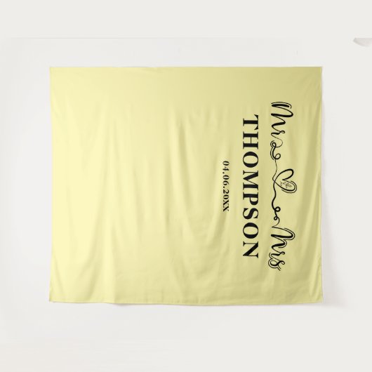 Pale Yellow | Mr and Mrs Elegant Simple Backdrop Wandkleed (Voorkant (horizontaal))