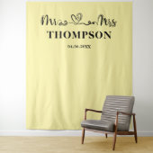 Pale Yellow | Mr and Mrs Elegant Simple Backdrop Wandkleed (In situ)