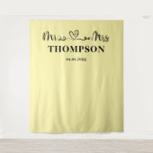 Pale Yellow | Mr and Mrs Elegant Simple Backdrop Wandkleed (Voorkant)