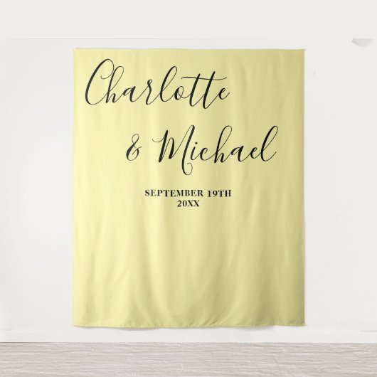 Pale Yellow Script Minimalist Wedding Backdrop Wandkleed (Voorkant)