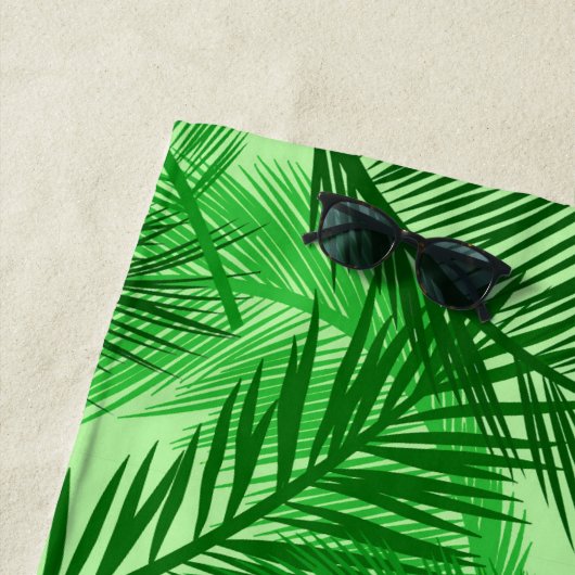 Palm Leaf Print, Emerald and Light Lime Green Strandlaken (In situ)