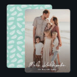 Palm Leaves Mele Kalikimaka serie Kerstmis Feestdagenkaart<br><div class="desc">Aangepaste foto Mele Kalikimaka-kaart met een foto op de voorkant en een groen patroon met palmbladeren op de achterkant.</div>