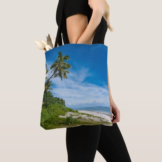 Palm-omzoomde Kolovai-strand Tote Bag (Dichtbij)