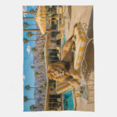 Palm Springs 1950 Poolside Leeuw Loungeren Theedoek (Verticaal)