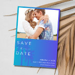 Palm Tree Beach foto bruiloft Save The Date<br><div class="desc">Moderne bruiloft opslaan de data in een strand geïnspireerd blauw ombre palmboom ontwerp met uw aangepaste foto, perfect voor uw strand bruiloft. Als u hulp nodig hebt bij het bijsnijden van uw foto of als u verdere aanpassingen wilt, neem dan contact met mij op via mijn winkel. Ik zou graag...</div>