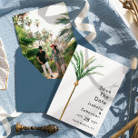 Palm Tree Destination Eenvoudige foto De datum ops Save The Date<br><div class="desc">Deze eenvoudige foto van de bestemming van de palmboom, behalve het datumontwerp, is voorzien van palmbomen met een waterverf op een helderwitte achtergrond die de dromerige sfeer van een huwelijksbestemming oproepen. dit ontwerp straalt de romance uit van zandstranden en wuivende palmen, ideaal voor koppels die op zoek zijn naar een...</div>