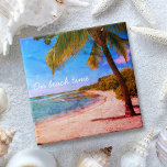 Palm Tree Hawaii  foto op strand tijd type Tegeltje<br><div class="desc">"Op strandtijd." Terugspoelen naar herinneringen aan luie, tropische stranddagen wanneer u deze Hawaii vakantie funky, retro, look, verdrietige keramische tegel van een eenzame palmboom op een zand, halve maan strand, met heldere turquoise blauwe luchten en water gebruikt. 2 maten om uit te kiezen: 4, 25" vierkant of 6" vierkant. Maakt...</div>