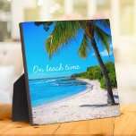 Palm Tree Hawaii Sandy Beach foto "On Beach Time" Fotoplaat<br><div class="desc">"Op het strand." Terugspoelen naar herinneringen van luie, tropische stranddagen wanneer je kijkt naar dit inspirerend vakantieplaatje Hawaii van een eenzame palmboom op een zandig, doorsnee strand, met heldere blauwe luiers en water. Geweldig voor elke kamer in je huis! U kunt dit tabletopplaque gemakkelijk personaliseren. Stuur me alstublieft alle vragen...</div>